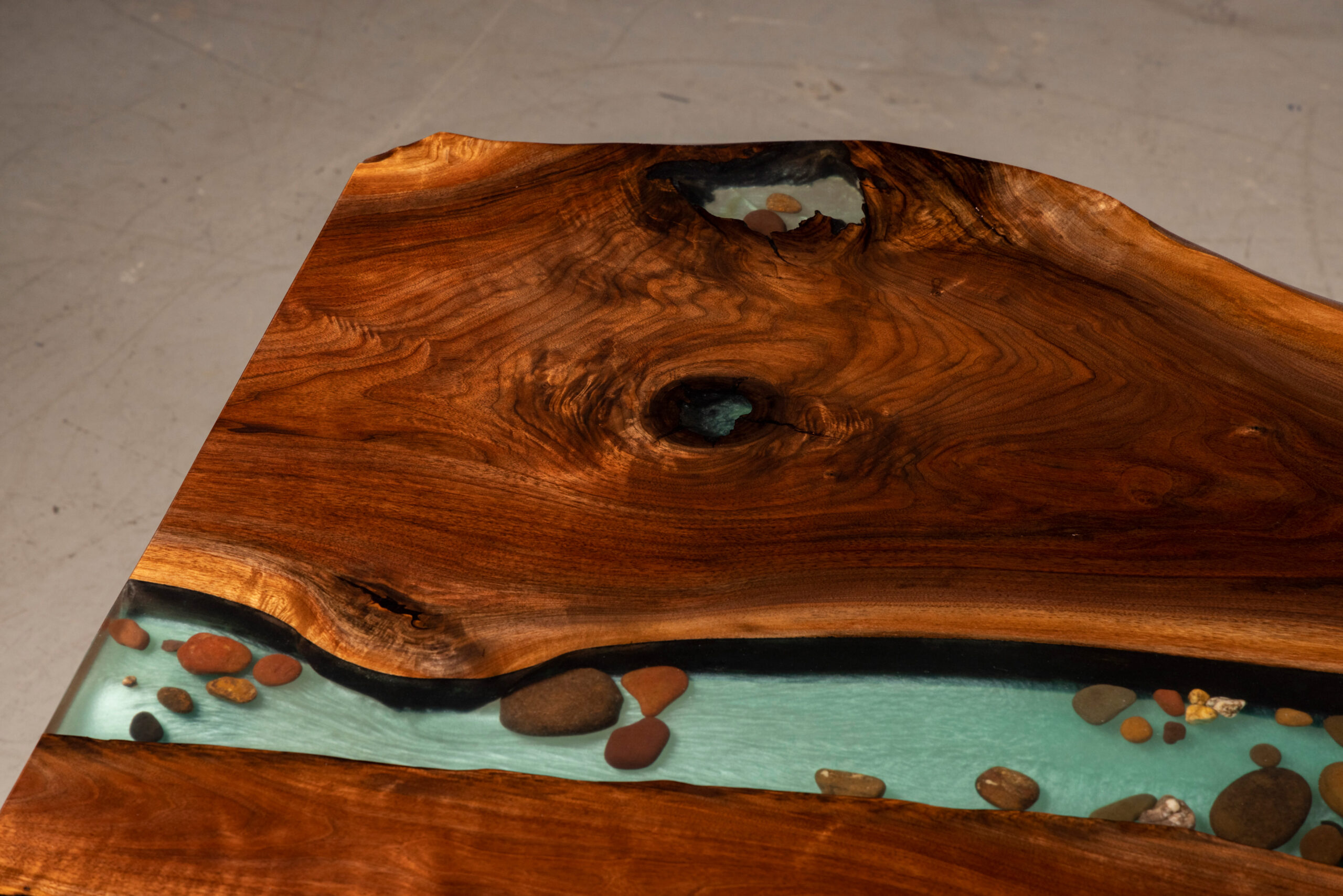 epoxy resin table with pebbles inside